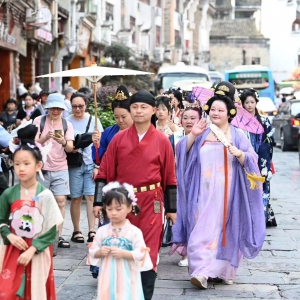 “镇远古城国风盛典”正式拉开帷幕 游客或市民身穿汉服可在三大景区享受免票优惠