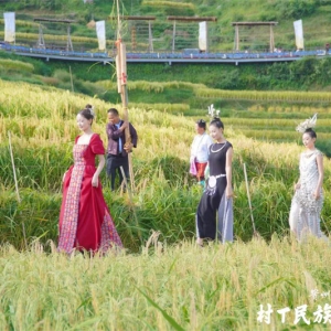 贵州村T走进贵州“村梯”，与超模共同演绎金色大地“指纹”