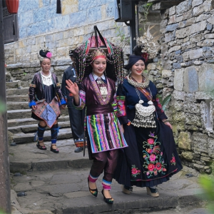 贵州云峰屯堡“村T”大秀上演：时尚跃动六百年古巷  民族共绘融合新画卷